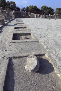 Sítio arqueológico minoano de Phaistos. Vista geral da corte central a partir dos santuários da ala oeste. A corte central é um elemento arquitectónico básico do palácio Minoen. É um núcleo em torno do qual as diferentes ala estão dispostas. Esta quadra ce de Minoan