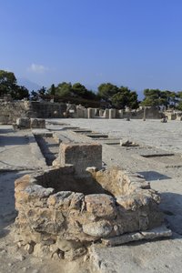Sítio arqueológico minoano de Phaistos. Vista geral da corte central a partir dos santuários da ala oeste. A corte central é um elemento arquitetônico básico do palácio de Minoen. É um núcleo em torno do qual as diferentes ala estão dispostas. Esta quadra  de Minoan