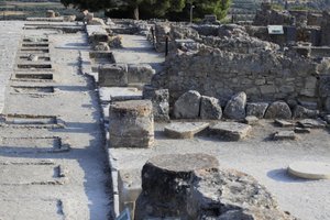 Sítio arqueológico minoano de Phaistos. Vista geral dos santuários da ala oeste ao longo da corte central a partir da ala norte. Havia dois tipos de santuários: "Santuário de Bancada" e "Bacia Lutral". O "Santuário de Bancada" era uma sala pequena e rectan de Minoan