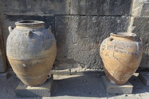 Sítio arqueológico minoano de Phaistos. Grande pithoi (frasco de armazenamento), encontrado pela corte central. Creta. de Minoan