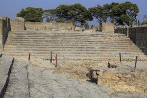 Sítio arqueológico minoano de Phaistos. Escadaria que começa na quadra oeste e leva ao The Propylaea, a entrada principal e mais impressionante do novo palácio e degraus que formaram as sedes da área teatral, utilizada para eventos religiosos e f de Minoan