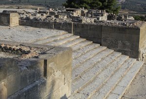 Sítio arqueológico minoano de Phaistos. Escadaria que começa na corte oeste e leva a The Propylaea, a principal e mais impressionante entrada para o novo palácio (1700-1450 AC). Phaistos, Creta. de Minoan