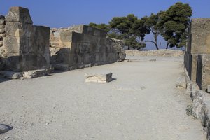 Sítio arqueológico minoano de Phaistos. As revistas do oeste. Grande complexo de armazéns do palácio. Consiste na antecâmara, no corredor dos armazéns, e nos próprios armazéns. À direita e à esquerda do corredor encontravam-se 11 armazéns, nos quais se enc de Minoan