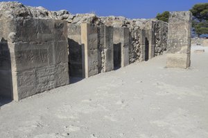 Sítio arqueológico minoano de Phaistos. As revistas do oeste. Grande complexo de armazéns do palácio. Consiste na antecâmara, no corredor dos armazéns, e nos próprios armazéns. À direita e à esquerda do corredor encontravam-se 11 armazéns, nos quais se enc de Minoan