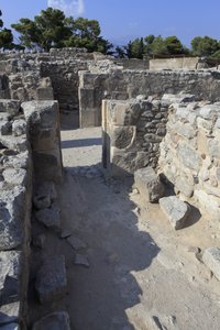 Sítio arqueológico minoano de Phaistos. As revistas do oeste. Grande complexo de armazéns do palácio. Vista sobre algumas das 11 revistas em que os bens do palácio foram armazenados (1900-1700 a.C.) Phaistos, Creta. de Minoan