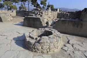 Sítio arqueológico minoano de Phaistos. Parte do complexo nordeste. Complexo de quatro salas directamente adjacentes ao antigo palácio. Estas salas eram usadas para armazenar valiosas embarcações rituais. O famoso "disco de Phaistos" com escrita hieroglífi de Minoan