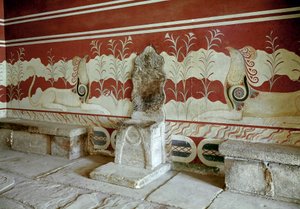 Civilização minóica: vista da sala do trono do palácio do rei Minos a Cnossos (Knossos). Creta - Civilização Minoana: vista da sala do trono do palácio do rei Minos em Knossos. Creta, Grécia de Minoan
