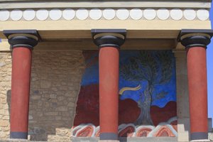 Sítio arqueológico de Minoen de Knossos. Entrada norte, Hall do pilar norte. Bastião reconstruído por Arthur Evans onde ele colocou uma cópia de um afresco restaurado em relevo de um touro. Knossos, Creta. de Minoan