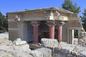 Sítio arqueológico de Minoen de Knossos. Bacias lustralesas do norte. Entrada norte do palácio. Segundo A. Evans, este edifício foi usado em cerimônias de purificação e, portanto, chamou este lugar de "bacias lustralesas". Knossos, Creta. de Minoan