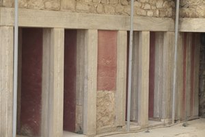 Sítio arqueológico de Minoen de Knossos. Ala oeste ao lado do "santuário tripartido". Sala com dois grandes repositórios retangulares afundados no chão. Estavam cheios de vasos de barro e valiosos obectos entre os quais as famosas estatuetas representando  de Minoan
