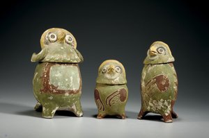 Três vasos de efígie de terracota policromada Mixtec, c.900-1200