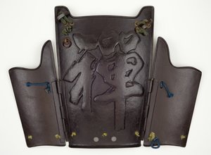 Peitoral e duas placas laterais de uma armadura estilo yukinoshita-do de cinco seções articuladas, com desenho em relevo do personagem para &39;Zen&39;, fevereiro de 1716 (ferro, liga de cobre, laca e cordão de seda) de Miyata Katsusada