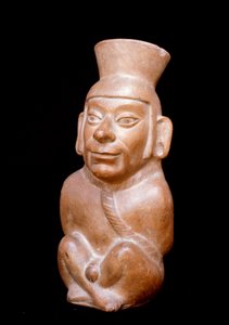 Arte pré-colombiana, civilização mochica (feia, mochica): garrafa antropomórfica de terracota representando um prisioneiro antes do seu sacrifício (ele usa uma corda ao redor do pescoço e as mãos amarradas nas costas). 200 AC-700 DC. Lima, Museu Nacional d