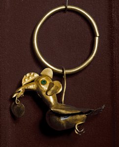 Arte pré-colombiana, cultura Mochica (feia, mochique): brinco com ave em ouro. 200-500 apres JC Private Collection de Moche Moche
