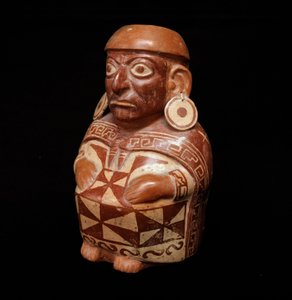 Arte pré-colombiana, civilização mochica (feia): vaso representando o "Têxtil" - 200 AC-700 AD. Lima, Museu Nacional de Antropologia e Arqueologia, Peru - Arte Pré-colombiana, civilização Moche (cultura Mochica), Garrafa Antropomórfica: representação do "T
