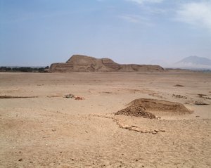 Vista do templo de tijolos mochicano (1983 - Fotografia) de Moche Moche