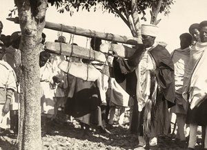 Construir um império na era fascista: Sinos abissínios, 09/05/1936 (foto a p/b) de Modestino Baldinetti
