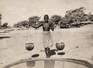Construir um império na era fascista: Mulher Cunama carregando água, 09/05/1936 (foto a p/b) de Modestino Baldinetti