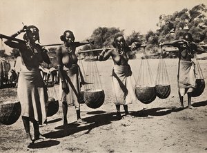 Construir um império na era fascista: Mulheres Cunama carregando água, 09/05/1936 (foto a p/b) de Modestino Baldinetti