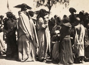 Construir um império na era fascista: Meninas muçulmanas, 09/05/1936 (foto a p/b) de Modestino Baldinetti