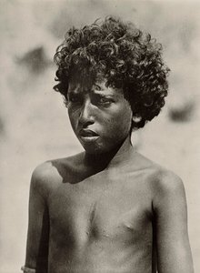 Construindo um Império na era fascista: um menino da tribo Beni Amerbe, 09/05/1936 (foto a p/b)