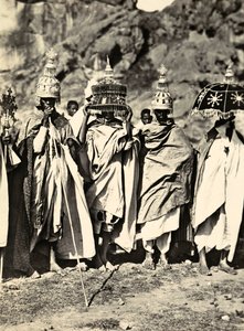 Construir um império na era fascista: um grupo de sacerdotes abissínios, 09/05/1936 (foto a p/b) de Modestino Baldinetti