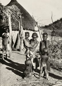Construir um império na era fascista: um grupo de rapazes da tribo Tacruri, 09/05/1936 (foto a p/b) de Modestino Baldinetti