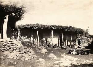 Construir um império na era fascista: uma casa abissínia em Edmò, 09/05/1936 (foto a p/b) de Modestino Baldinetti