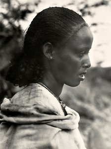 Construindo um Império na era fascista: uma mulher abissínia, 09/05/1936 (foto a p/b) de Modestino Baldinetti