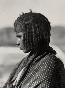 Construindo um Império na Era Fascista: uma mulher Assaortiana, 09/05/1936 (foto a p/b) de Modestino Baldinetti