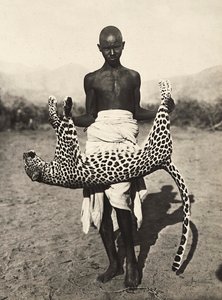 Construir um império na era fascista: indigeno exibindo um leopardo, 09/05/1936 (foto a p/b) de Modestino Baldinetti