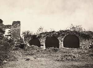 Construir um império na era fascista: a vala dos leões no castelo do rei Fasiladas em Gondar, Etiópia, 09/05/1936 (foto a p/b) de Modestino Baldinetti