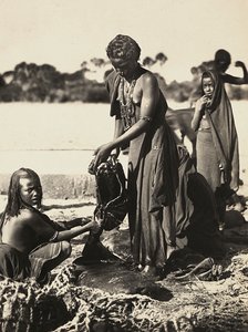 Construir um império na era fascista: mulheres da tribo Beni-Amer num poço de água, 09/05/1936 (foto a p/b)