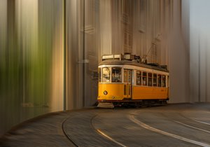 Elétrico Amarelo em Movimento
