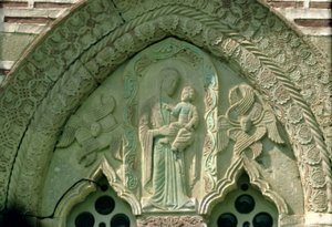 Madonna e Child, detalhe da janela da igreja, construída 1413-17 (pedra) de Morava School
