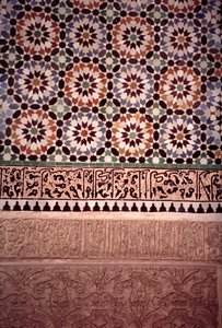 A parede inferior do pátio principal, construída pelos sádicos em 1565 (zellij tilework e estuque)