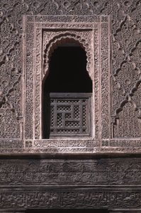 Vista de uma janela no pátio do Ali ben Youssef Medersa, construído pelos Saadians em 1565 (cedro e estuque) de Moroccan School