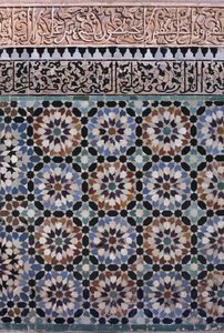 Parede do pátio principal, detalhe, construído pelos Saadians em 1565 (zellij tilework e trabalho de estuque)