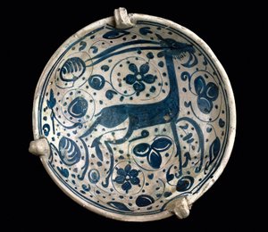 Arte mudejar: copo de cerâmica azul, decorado com um veado de Paterna, Manises (estilo hispano-mourisco). Barcelona do século XIV ou XV. Museu de Cerâmica de Barcelona, Espanha de Mudejar School