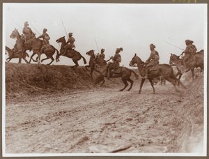 Lanceiros de Hodsons Horse a negociar uma vala de Mullick Photo House