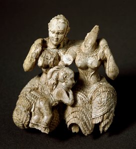 Arte Mycenian: ídolo de marfim composto por duas divindades e uma criança - 1500 a.C., Dim. 7,5 cm - Museu Nacional Arqueológico de Atenas Grécia - Duas divindades micenas e uma criança - Escultura de marfim (H.7,5 cm)