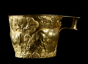 Arte micénica: a taça de ouro repele com a representação de um touro a esculpir o terreno do sítio de Vapheio (ou Vaphio ou Vafio). 1500 AC. Dim. 8 cm Museu Nacional de Arqueologia de Athenes, Grécia. - Arte micénica: taça de ouro com um touro a farejar o