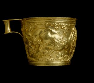 Arte micénica: taça de ouro repele com representação de uma cena de captura de touros do local de Vapheio (ou Vaphio ou Vafio). 1500 AC. Dim. 8,4 cm Museu Nacional de Arqueologia de Atenas, Grécia. de Mycenaean