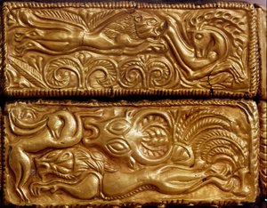 Arte micénica: "Leão caçando veados numa floresta" detalhe de um cassete de madeira coberto com folhas de ouro do túmulo V, Mycenes. Século XVI a.C. Atenienses, Museu Nacional de Arqueologia de Mycenaean