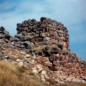 Arte micénica: vista de uma das torres do local da cidade de Tirynthe construída por volta de 1200 AC. Grécia de Mycenaean