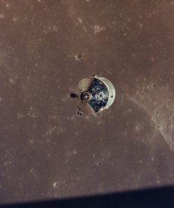 Módulos de Comando e Serviço da Apollo 11 fotografados do Módulo Lunar em Órbita, 1969. de NASA Images