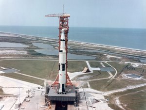 Apollo 15 na plataforma de lançamento no Kennedy Space Center, Flórida, EUA, 1971.