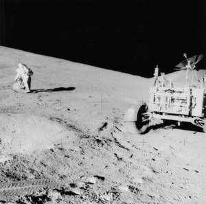 Astronauta David Scott b1932 na encosta do Hadley Delta durante Apollo 15, 1971. de NASA Images