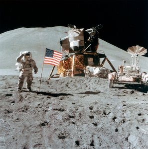 O astronauta James Irwin 1930-1991 faz uma saudação na Lua, 1971.