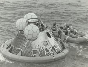 [Astronautas no bote salva-vidas após Apollo 11 Splashdown], 1969.